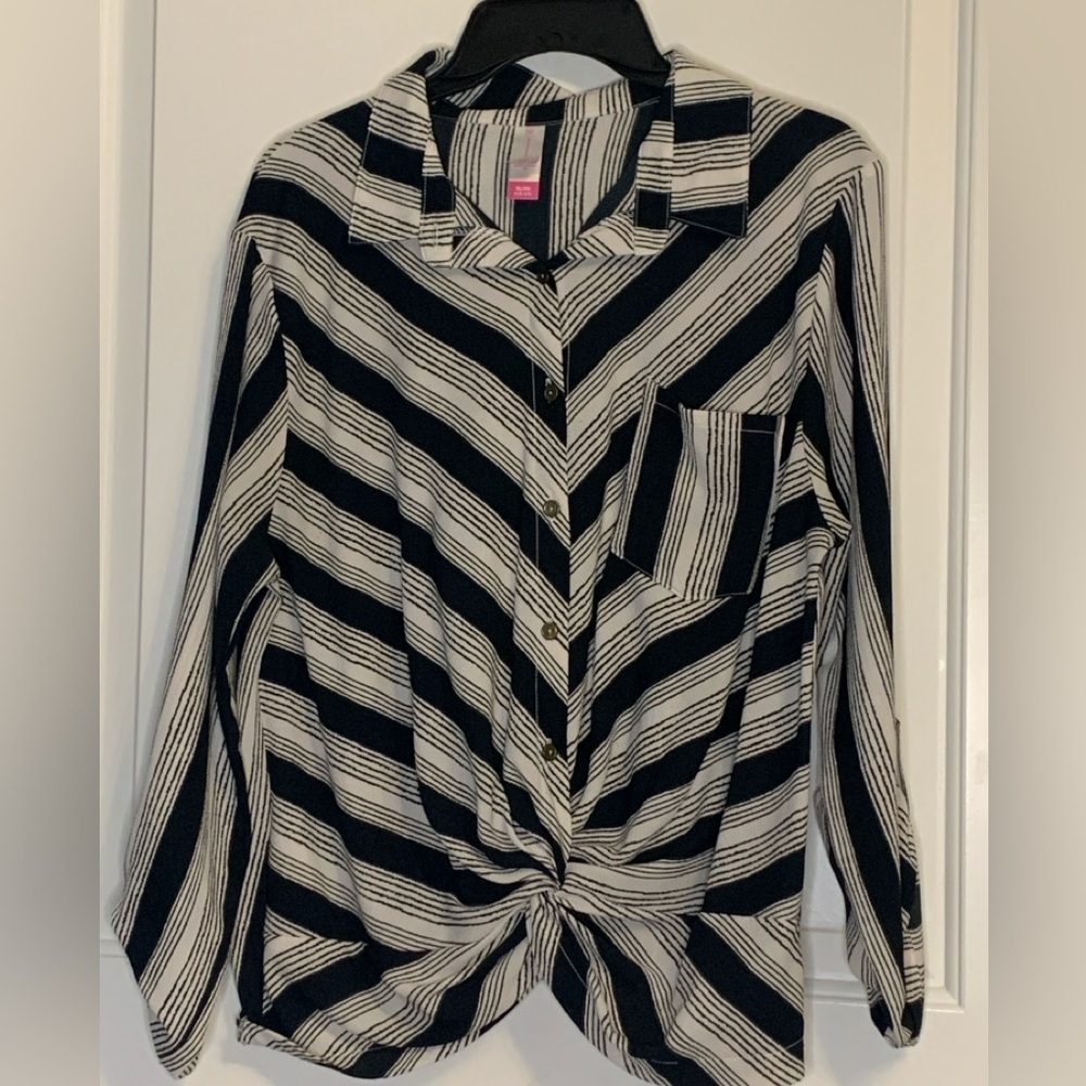 XL Women’s No Boundaries Button Down Long Sleeve Chevron Top, Black & White, EUC